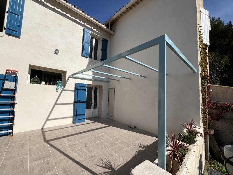 Fabrication et pose d’une pergola en acier sur mesure à Marseille 